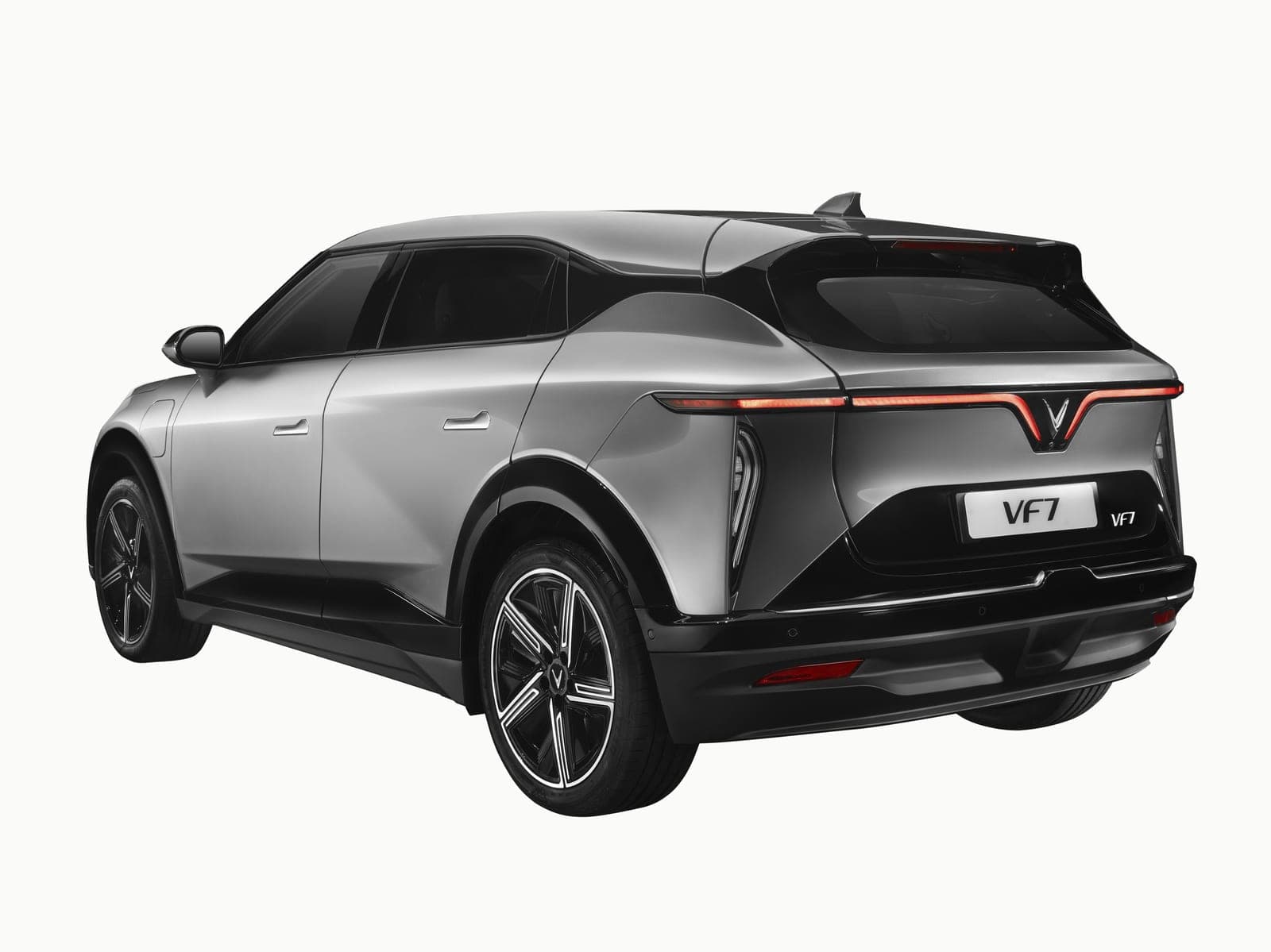 VinFast VF 7 — góc 3/4 sau