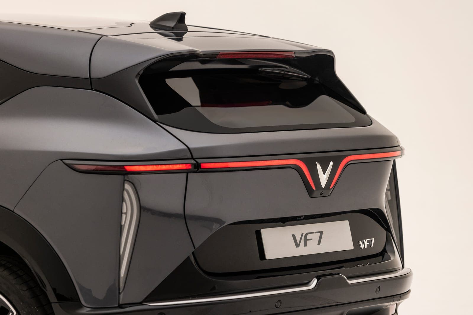 VinFast VF 7 — góc sau